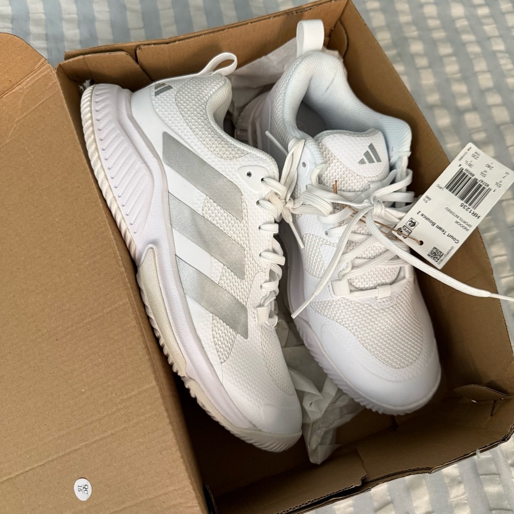 New Adidas Court Team Bounce 2.0 Women’s Volleyball Tennis shoes size 7 - Picture 2 of 7